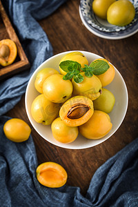 美食食物白日水果油杏碟子里放置摄影图配图