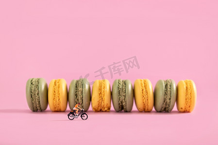 马卡龙美食摄影照片_甜品马卡龙粉色背景创意微缩摄影图配图