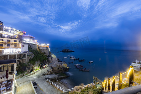 调图摄影照片_东福山岛蓝调东福山码头看夜景摄影图配图