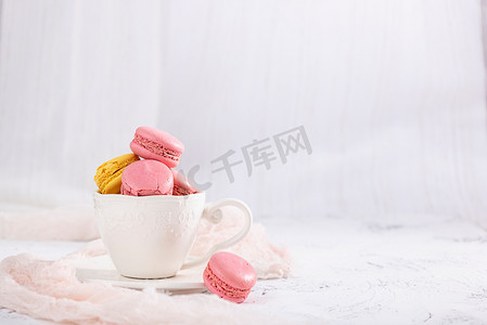 马卡龙西式甜品清新白色背景摄影图配图