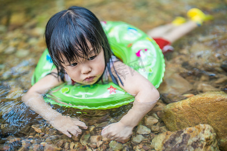 玩水的夏天户外女孩儿童溪水泡水摄影图配图