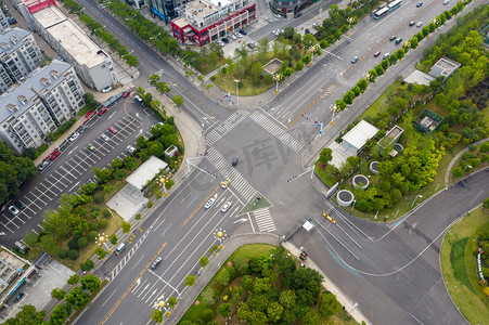 交通马路摄影照片_武汉城市交通白天交通十字路口航拍摄影图配图