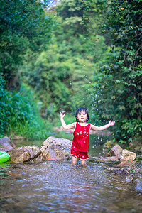 流水过场摄影照片_泼水小女孩傍晚泼水姑娘户外玩水摄影图配图