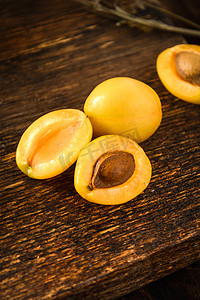美食白天油杏木桌上分开的摄影图配图