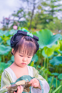 端午节小可爱摄影照片_汉服萌娃下午儿童荷花池半身照摄影图配图