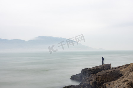 沧海摄影照片_东临碣石傍晚礁石海边观沧海摄影图配图