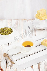 茶饮料海报摄影照片_绿豆糕茶饮夏日节气素材摄影图配图
