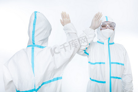 抗疫情戴口罩摄影照片_抗疫防疫双人医护人员棚拍相互肘击加油摄影图配图