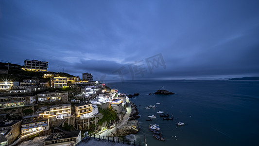 孤独夜晚摄影照片_东极岛海边岛屿夜晚摄影图