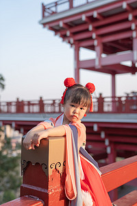 汉服宝宝傍晚儿童建筑歪头摄影图配图