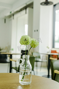 鲜花白天花瓶咖啡厅摆放摄影图配图