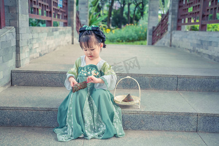 绿色古风图摄影照片_端午汉服女孩下午女童桥坐摄影图配图