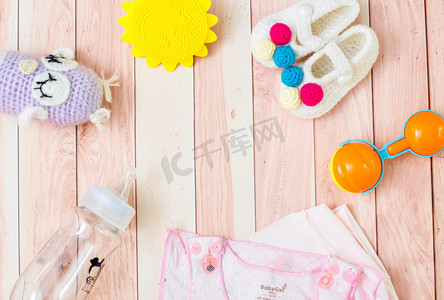 母婴奶瓶玩具怀孕婴儿用品摄影图配图