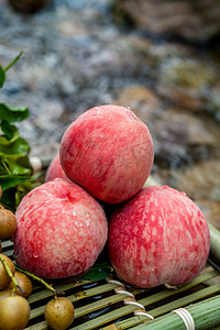 美食摄影照片_水蜜桃下午桃溪边美食摄影图配图