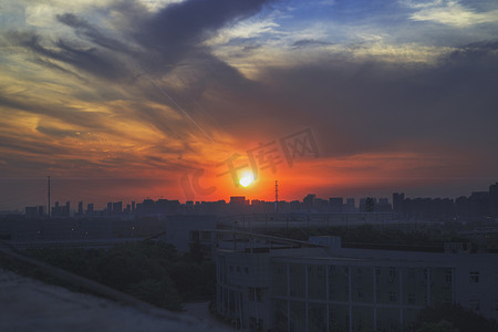 城市云层摄影照片_城市夕阳夕阳天台无摄影图配图