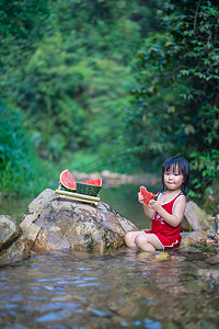 西瓜夏天插画手绘摄影照片_玩水的夏天夏季女孩儿童溪边吃瓜摄影图配图