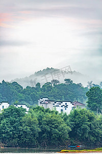 村庄房屋摄影照片_旅游清晨房屋山区漂动摄影图配图
