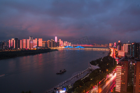 湖南地标摄影照片_长沙夜晚湘江大桥湘江湘江一桥摄影图配图