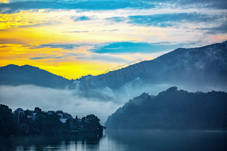 凌晨摄影照片_旅游凌晨房屋山区漂动摄影图配图