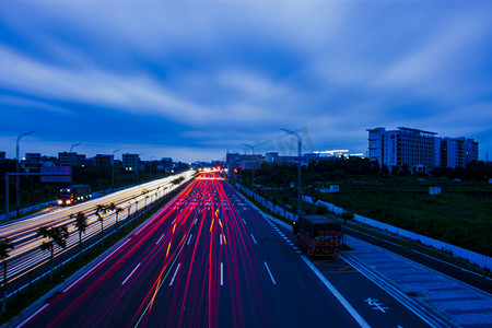 城市夜景道路摄影照片_城市街道交通车轨夜景摄影图配图