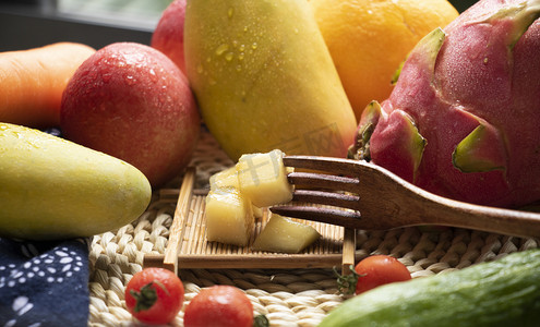 应季水果傍晚芒果餐桌摆放摄影图配图