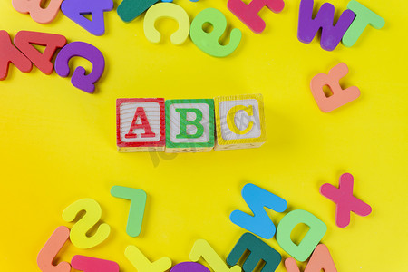 立体创意立体字母摄影照片_益智积木ABC学习早教摄影图配图