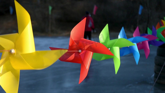 滑冰场旋转的彩色风车