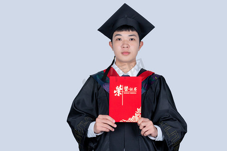 大学生毕业穿学士服手拿荣誉证书