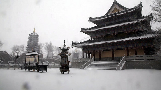 北方的冬天摄影照片_大雪中的寺庙大殿全景