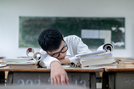 开启你的时代摄影照片_在大学课堂睡觉的男大学生