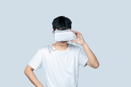 年轻男性VR眼镜科技低头探索