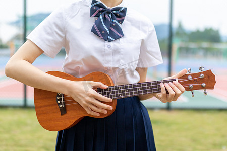 拿着尤克里里的女大学生