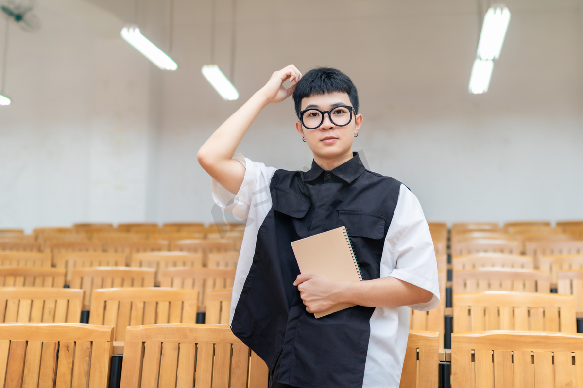 课室里挠头的男大学生动作高清摄影大图 千库网
