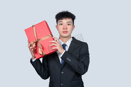 商务人士过年手拿礼物盒子