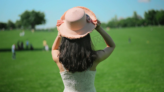唯美女生起床揉眼睛美女女孩子女人美人女性正在学习的女生背影女生