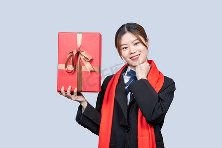 商务人士过年送礼物