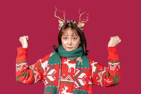 创意平安夜摄影照片_圣诞节创意圣诞装扮麋鹿角女性棚拍