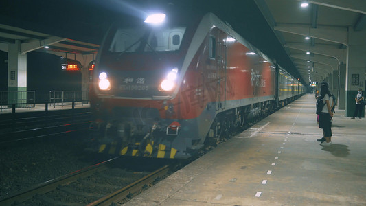 凌晨夜间绿皮火车进站