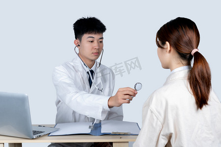 用听诊器给病人看病的青年男医生