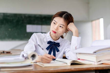 发呆摄影照片_在教室里发呆的女同学