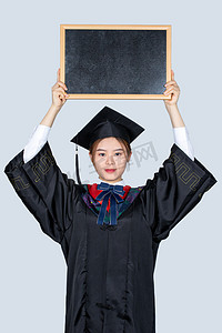 毕业季青春女大学生手举着小黑板