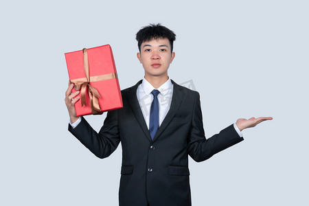商务人士过年送礼物展示动作