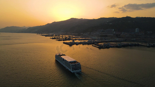 航拍巫峡黄昏夕阳下轮船驶过奉节长江港口