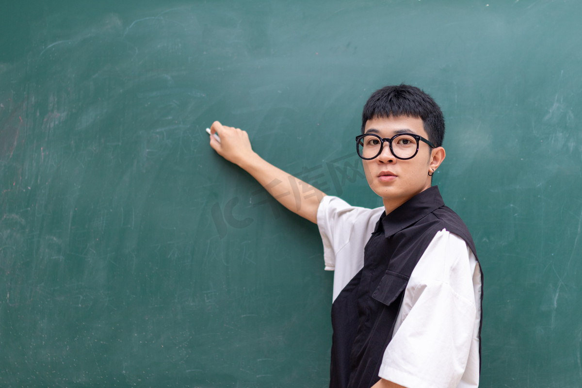 正在课室黑板写板书的男大学生高清摄影大图 千库网