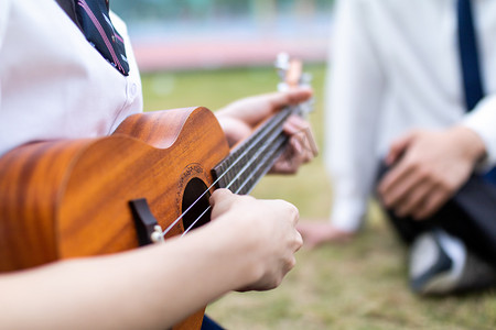 青年情侣大学生校园生活弹尤克里里特写