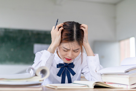 思考学生摄影照片_在课室里痛苦思考的女同学