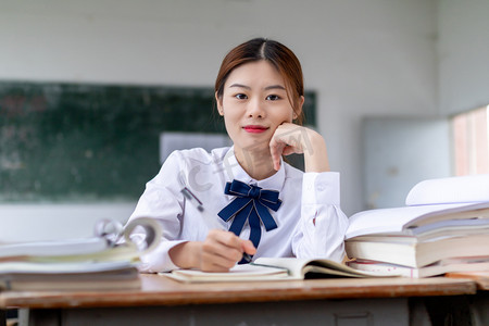 在教室里自习的女同学