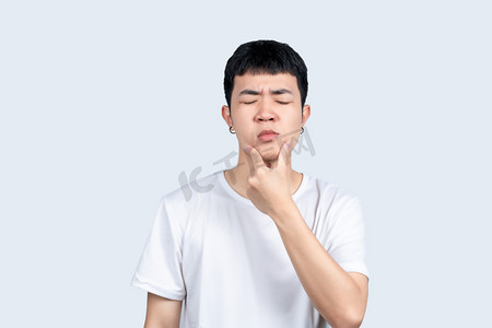 白色短袖男子摄影照片_白色短袖青年男子牙痛动作展示
