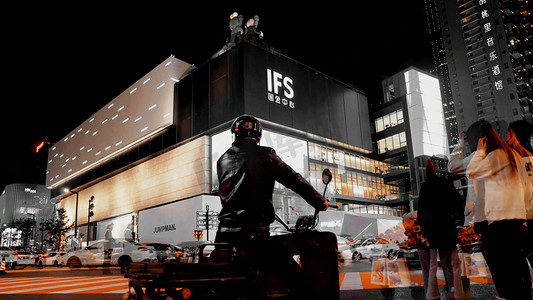 长沙IFS商场十字路口夜景人流繁华景象