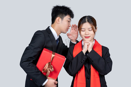 商务男士送礼物给商务女性说悄悄话